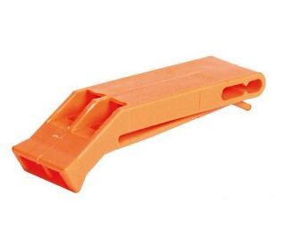 Σφυρίχτρα σωσιβίων τύπου pealess σε πορτοκαλί χρώμα, ελαφριά και επίπεδη, με οπή για κορδόνι/κρίκο. Κατάλληλη για εξοπλισμό ασφαλείας και σωσίβια.